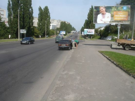 Фото рекламной плоскости по адресу Князя Владимира ул / Шухевича ул, из центра Фото рекламной плоскости по адресу Князя Владимира ул / Шухевича ул, из центра