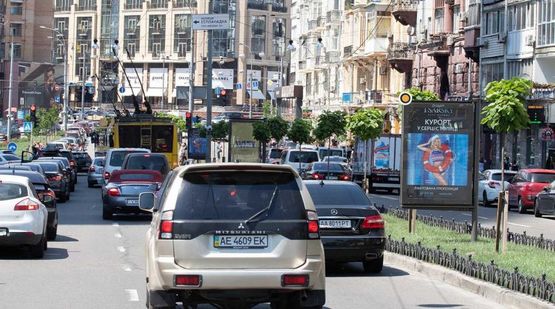 Фото рекламної площини за адресою Бассейная ул. разделитель (1)