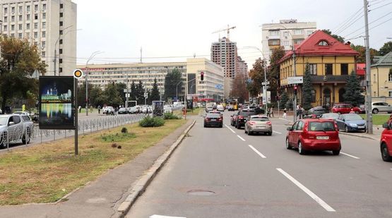 Фото рекламної площини за адресою Генерала Алмазова ул. разделитель, к бул.Леси Украинки