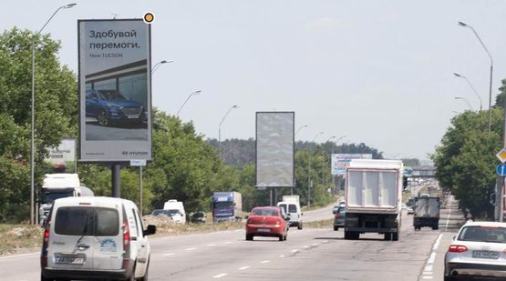 Фото рекламной плоскости по адресу Броварской пр., 44, разделитель, АЗС ОККО, в Бровары