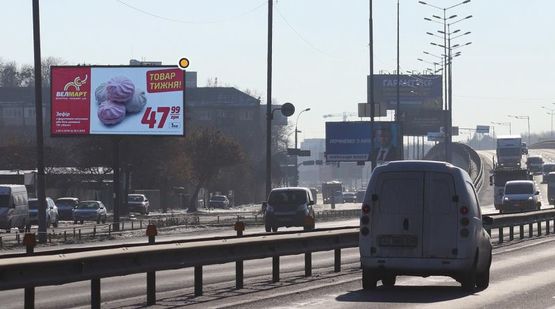 Фото рекламної площини за адресою Столичное шоссе, разделитель, возле АЗС, из Киева Фото рекламної площини за адресою Столичное шоссе, разделитель, возле АЗС, из Киева