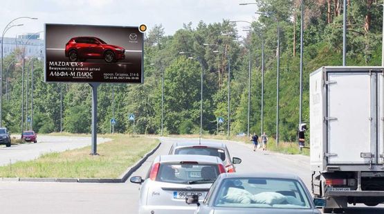 Фото рекламной плоскости по адресу Старобориспольская ул., разделитель, в сторону м.Бориспольская