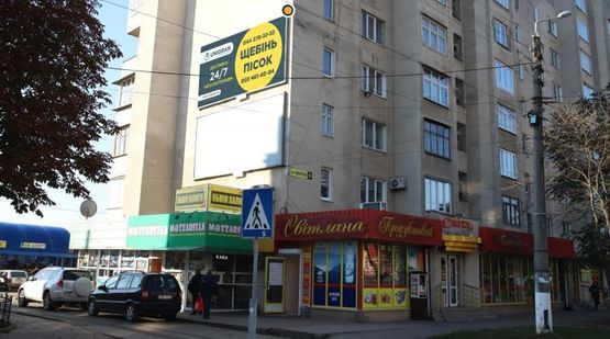 Фото рекламной плоскости по адресу Комарова ул, 33, верхний, в центр Фото рекламной плоскости по адресу Комарова ул, 33, верхний, в центр