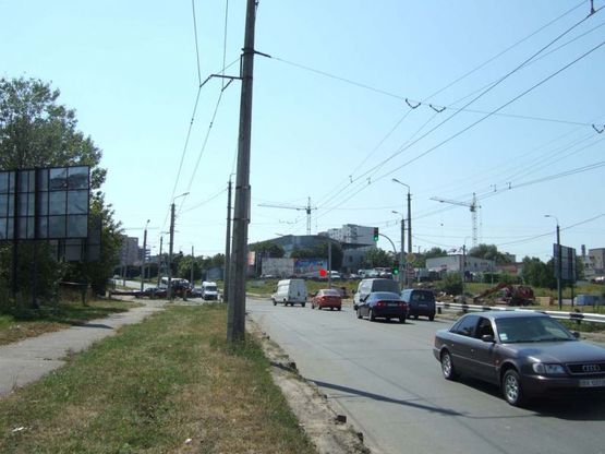 Фото рекламної площини за адресою перехрестя вул.П.Мирного - вул.Озерна. неподалік: автосалон "АІС", склади будматеріалів (в центр) [праве вухо]