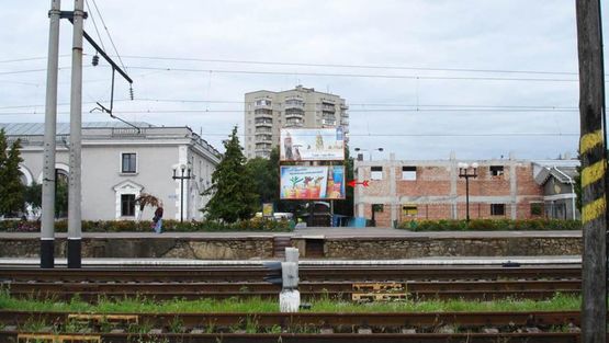 Фото рекламной плоскости по адресу Привокзальная пл, слева от входа, нижний, в центр