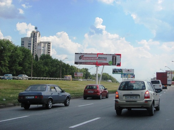 Фото рекламной плоскости по адресу Кольцевая дорога (разделитель, в направлении Одесской площади) напротив ул.Зодчих, 32
