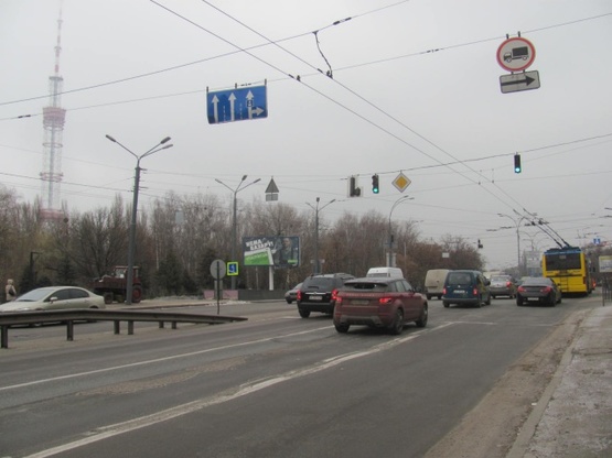 Фото рекламной плоскости по адресу Фрунзе ул. (подъем на ул. О.Телиги), АЗС "Shell", Поликлиника №4, Паб "Вудди", Кириловская церковь, в направ. Московского моста Фото рекламной плоскости по адресу Фрунзе ул. (подъем на ул. О.Телиги), АЗС "Shell", Поликлиника №4, Паб "Вудди", Кириловская церковь, в направ. Московского моста