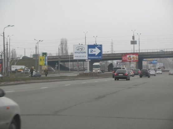 Фото рекламной плоскости по адресу Богатырская ул., на разделителе, въезд с Вышгорода (завод "Оболонь")