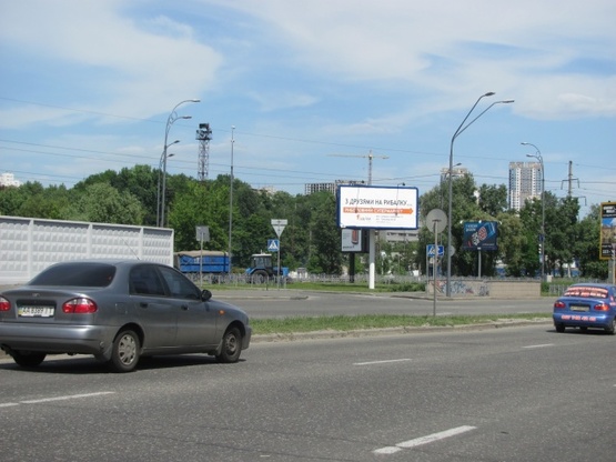 Фото рекламної площини за адресою Саперно-Слободская ул. (АЗС "ТНК", супер-маркет "Велика кишеня", в направлении Южного моста)