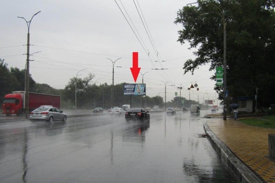 Фото рекламной плоскости по адресу Столичное шоссе - ул. Заболотного 156/1,на разделителе (АЗС "КЛО",супермаркет "Пчелка"), въезд в город