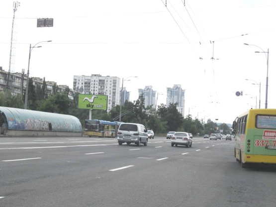 Фото рекламной плоскости по адресу Воссоединения просп. - ул. Серафимовича, 15А (Торговый Дом "Березняки",  в направлении моста Патона) Фото рекламной плоскости по адресу Воссоединения просп. - ул. Серафимовича, 15А (Торговый Дом "Березняки",  в направлении моста Патона)