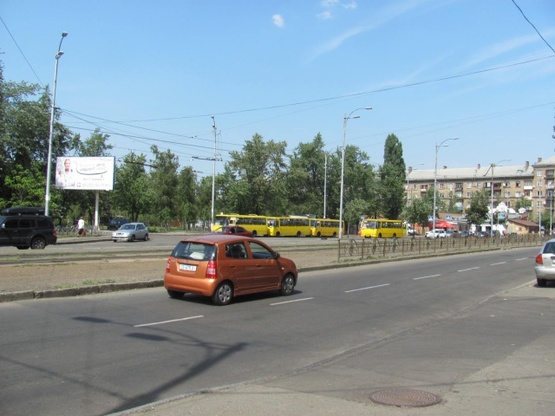 Фото рекламної площини за адресою Ленинградская пл. перехр. с ул. Сергиенко напротив д.№ 3