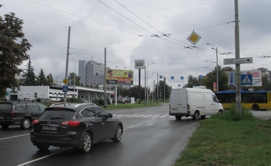 Фото рекламної площини за адресою Героев Космоса ул., 6 (на разделителе, ТРЦ "Ритм", АЗС "Socar", "Пресса Украины", в направлении просп. Леся Курбаса) Фото рекламної площини за адресою Героев Космоса ул., 6 (на разделителе, ТРЦ "Ритм", АЗС "Socar", "Пресса Украины", в направлении просп. Леся Курбаса)