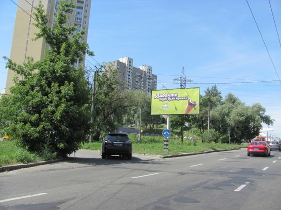 Фото рекламної площини за адресою Правды просп./Вышгородская ул. (на разделителе, АЗС "Лукойл", направление на Виноградарь)