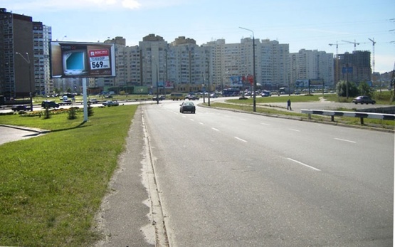Фото рекламної площини за адресою Ревуцкого ул. съезд на Бажана Н. просп. (на разделителе) ст. м.  Харьковская,McDonald's, рынок "Харьковский", направ. в центр к Южному мосту Фото рекламної площини за адресою Ревуцкого ул. съезд на Бажана Н. просп. (на разделителе) ст. м.  Харьковская,McDonald's, рынок "Харьковский", направ. в центр к Южному мосту