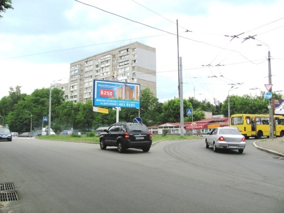 Фото рекламної площини за адресою Фрунзе ул. (подъем на ул. О.Телиги), АЗС "Shell", Поликлиника №4, Паб "Вудди", Кириловская церковь, в направ. Московского моста