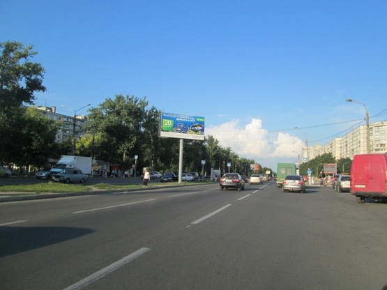 Фото рекламної площини за адресою Салтовское шоссе, 248, (ТЦ "Класс", маркет "АТБ", "Серебряный ручей", ПриватБанк, аптека "Здоровье"), в сторону Окружной дороги, на разделителе Фото рекламної площини за адресою Салтовское шоссе, 248, (ТЦ "Класс", маркет "АТБ", "Серебряный ручей", ПриватБанк, аптека "Здоровье"), в сторону Окружной дороги, на разделителе