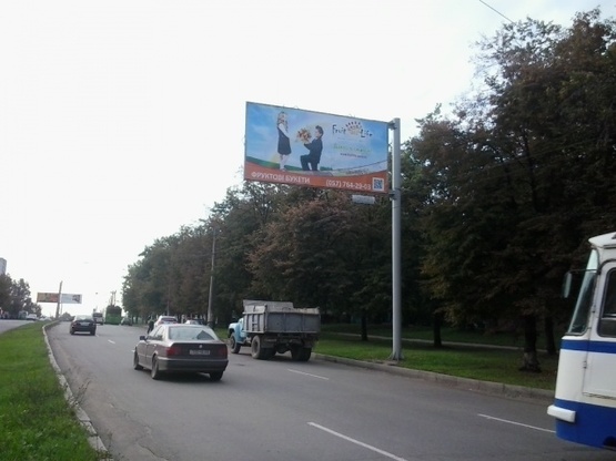 Фото рекламної площини за адресою Юбилейный просп. 82 (50-ти летия ВЛКСМ просп), (детская поликлиника №7, ОщадБанк), с торону Салтовского шоссе