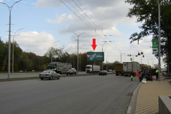 Фото рекламной плоскости по адресу Заболотного ул., 156/1, на разделителе (АЗС "ОККО", АЗС "WOG", АЗС "ANP"), в направл. Столичного шоссе