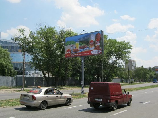 Фото рекламної площини за адресою Набережна магістраль  – пішохідний міст(призматрон), напрямок руху до вокзалу
