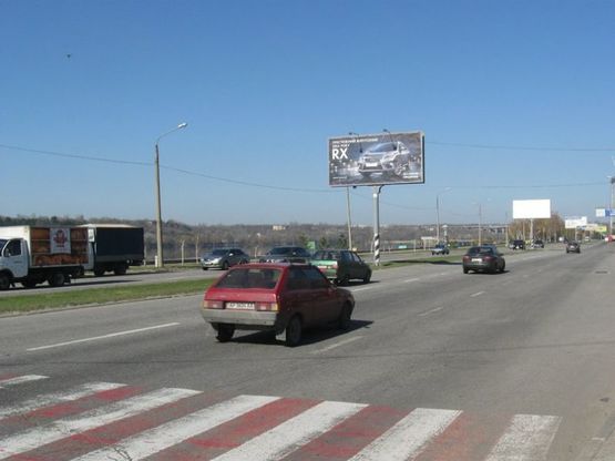 Фото рекламной плоскости по адресу Набережна магістраль  – вул.Нижнедніпровська(призматрон), напрямок руху до порту