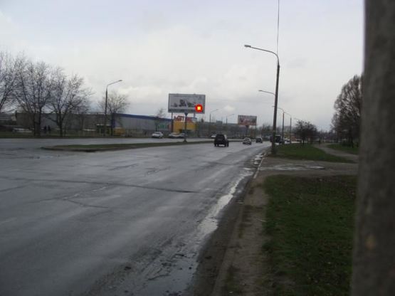 Фото рекламної площини за адресою Набережна магістраль – вул.Крива Бухта, "Сіті мол", напрямок руху до порту (призматрон)