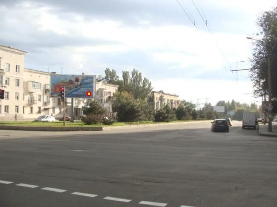 Фото рекламної площини за адресою пр.Металургів -вул.Б.Хмельницького, напрямок руху від пр.Соборного (призматрон) Фото рекламної площини за адресою пр.Металургів -вул.Б.Хмельницького, напрямок руху від пр.Соборного (призматрон)