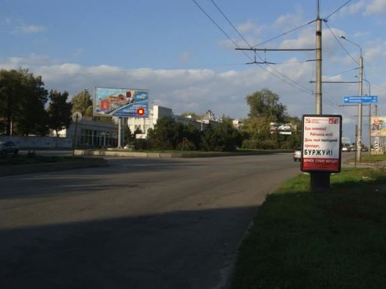 Фото рекламной плоскости по адресу пр.Металургів -д.21, напрямок руху до пр.Соборного (призматрон)