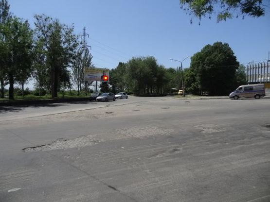 Фото рекламной плоскости по адресу бул.Вінтера —в ул.Кияшко, напротив супермаркету «Сільпо» (призматрон)