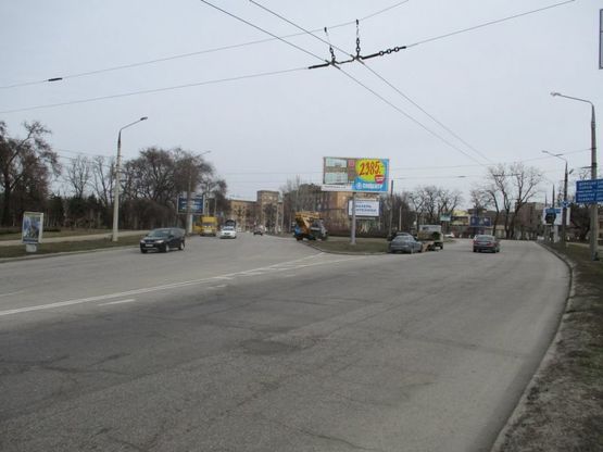 Фото рекламної площини за адресою пр.Соборний -вул.Б.Хмельницького, ст.А (напрямок руху від греблі) (призматрон)