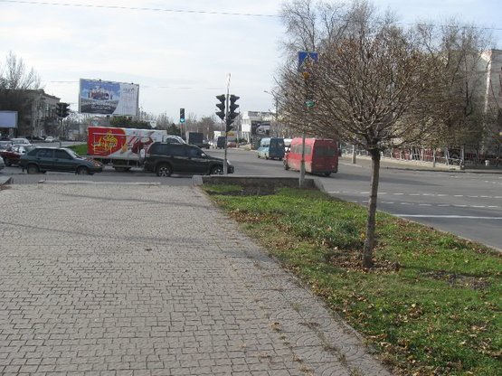 Фото рекламной плоскости по адресу пр.Металургів -вул.Б.Хмельницького, напрямок руху від пр.Соборного (призматрон)