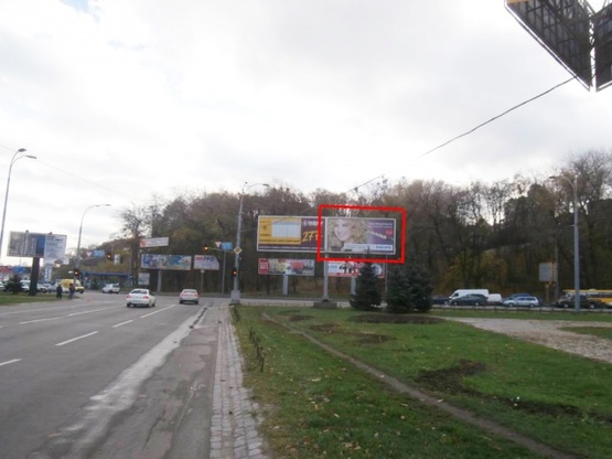 Фото рекламної площини за адресою Дружбы Народов бульвар (площадь ГВОВ) на светофоре съезда  с ул. Старонаводницкая