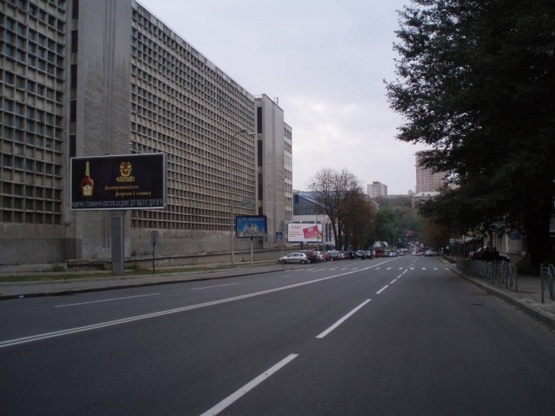 Фото рекламної площини за адресою Кловский спуск, 8 (Институтская)