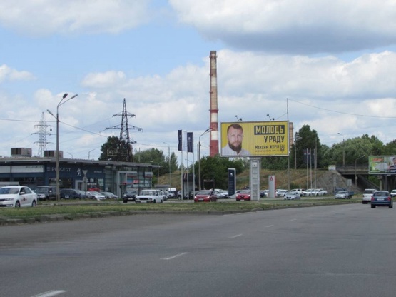 Фото рекламної площини за адресою Богатирська 1А, (розподілювач), Автосалон Mitsubishi/Peugeot,  рух від Петрівки