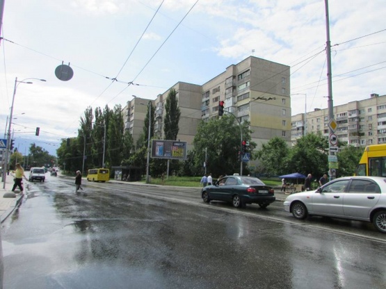 Фото рекламної площини за адресою Святошинська / Львівська (Горенська), рух від Святошинська площа (світлофор)