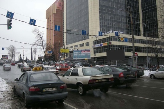 Фото рекламной плоскости по адресу Ул.Горького(Антоновича)/Любченко(А)призма1 ТЦ Окен Плаза