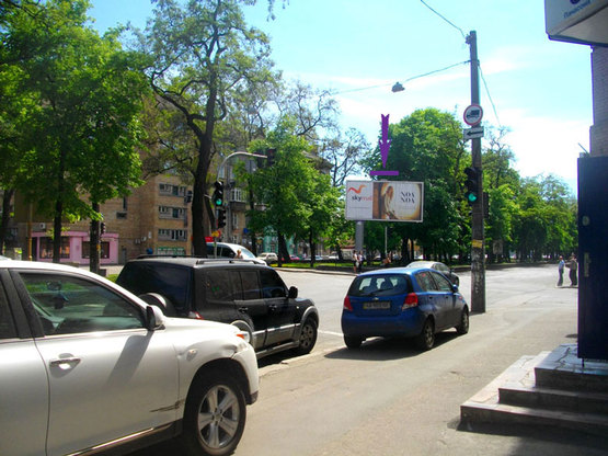 Фото рекламной плоскости по адресу Нижний Вал,/ул.Волошская, на светофоре, в центр