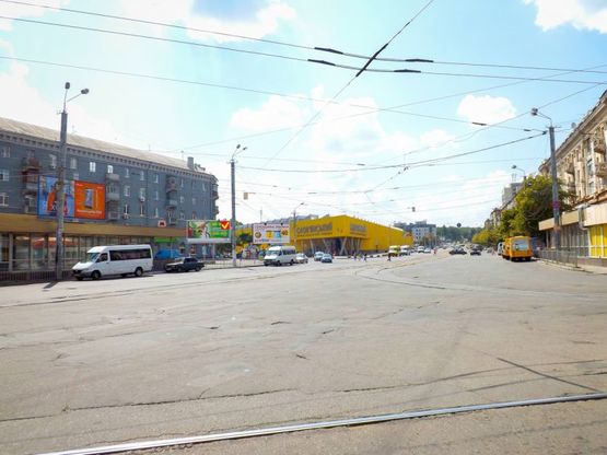 Фото рекламної площини за адресою вул. Курчатова - пр-т. Д. Яворницького, призма Фото рекламної площини за адресою вул. Курчатова - пр-т. Д. Яворницького, призма