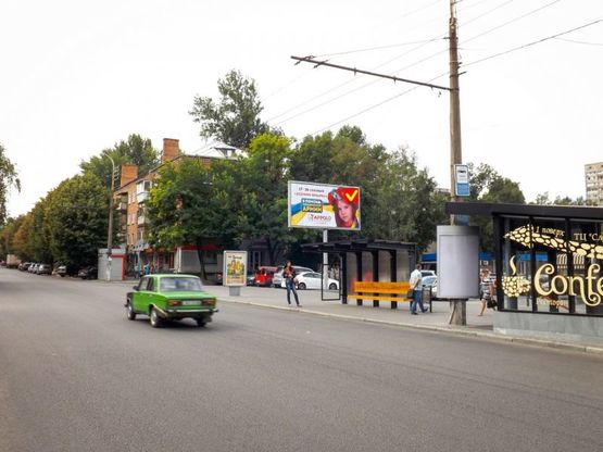 Фото рекламной плоскости по адресу пр-т. О. Поля, ТЦ "Славутич", призма /пр. Кирова, ТЦ "Славутич", призма