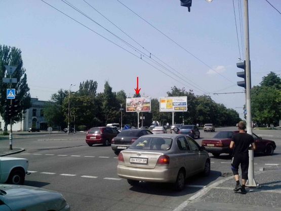 Фото рекламної площини за адресою пр.О.Поля, 52 на розподілювачі/пр. Кирова, 52 на разделителе, светофор, транспортная развязка, автосалон, супермаркет