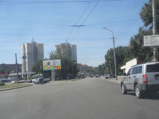 Фото рекламной плоскости по адресу Набережна Перемоги - розподілювач, з центру/Набережная Победы - ул.Космическая, разделитель, из центра, бэк-лайт 8х4