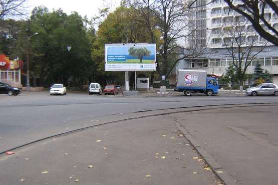 Фото рекламной плоскости по адресу Французский б-р - ул. Пионерская (г-ца "Юность") (Призма)