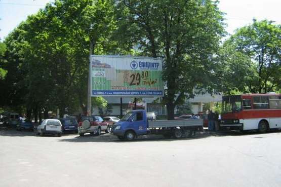 Фото рекламной плоскости по адресу Французский б-р - ул. Пионерская (г-ца "Юность") (Призма)