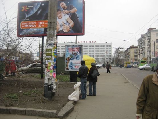 Фото рекламной плоскости по адресу пл. Победы №4 (Остановка, м-н Темп)