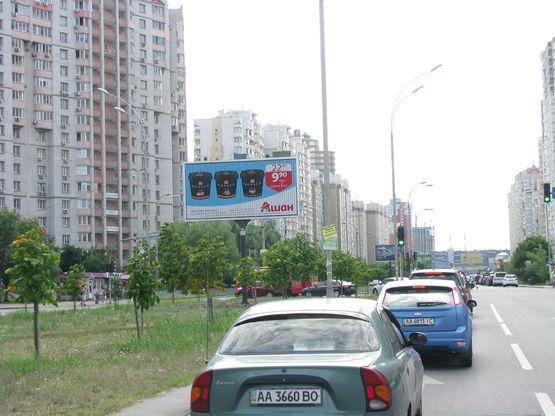 Фото рекламної площини за адресою Ахматової вул. на розподільчій смузі / Григоренка пр. у напрямку Дніпровської набережної