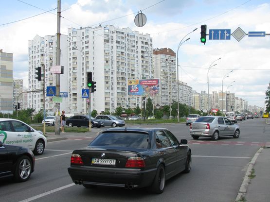 Фото рекламної площини за адресою Ахматової вул. на розподільчій смузі / Григоренка пр. у напрямку вул. Тростянецька