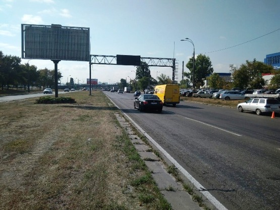 Фото рекламной плоскости по адресу ул. Богатырская (разделитель, в центр) завод "Оболонь" (призма А1)
