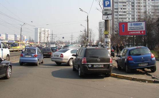 Фото рекламної площини за адресою Миропольская 27/16/вход в рынок "Юность"(А2) призма на м.Чернігівська
