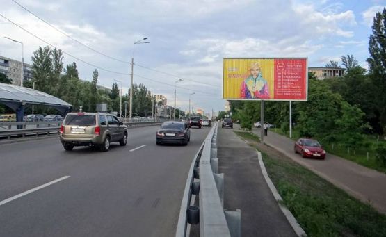 Фото рекламной плоскости по адресу пр-т 50-летия Октября/ул.Картвелишвили (А) в центр (А1) (призма)