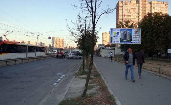Фото рекламної площини за адресою Миропольская 27/16/вход в рынок "Юность"(А2) призма на м.Чернігівська